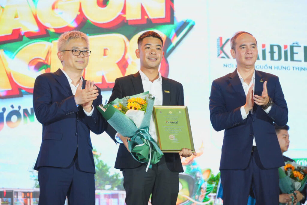 Ông Huỳnh Thanh Phong - Giám Đốc Dự án Khải Điền nhận Chứng Nhận F1 dự án Dragon Eden giai đoạn 2